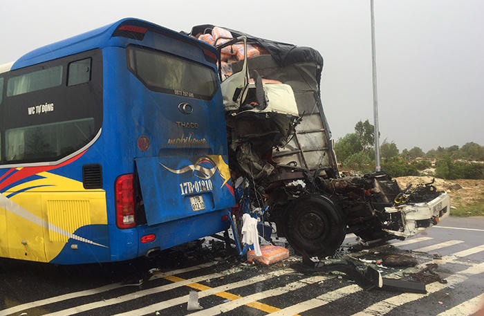 Kinh hoàng ô tô tải đâm ô tô khách, hai đầu xe bẹp nát, nhiều người cấp cứu