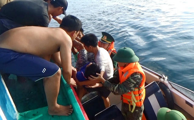 Cứu thuyền viên đột quỵ cùng 6 người gặp nạn trên biển