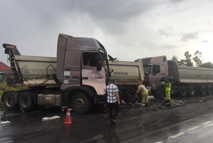 Ô tô container lật nghiêng, xe đầu kéo nát cabin sau cú va chạm