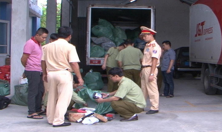 Phát hiện và bắt giữ hai xe chuyển phát nhanh vận chuyển hàng “lậu“