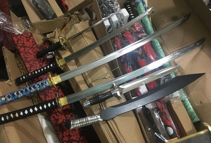 Chặn xe rơ-mooc chở nhiều dao, kiếm và hàng “lậu” vào miền Nam tiêu thụ