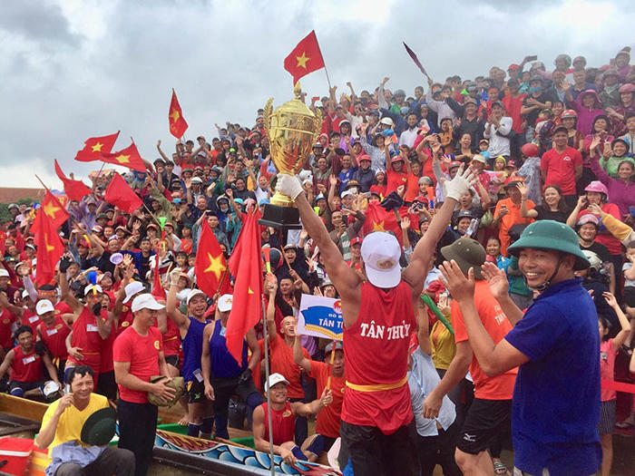 Hàng chục nghìn người đội mưa vui Tết độc lập trên quê hương Đại tướng Võ Nguyên Giáp