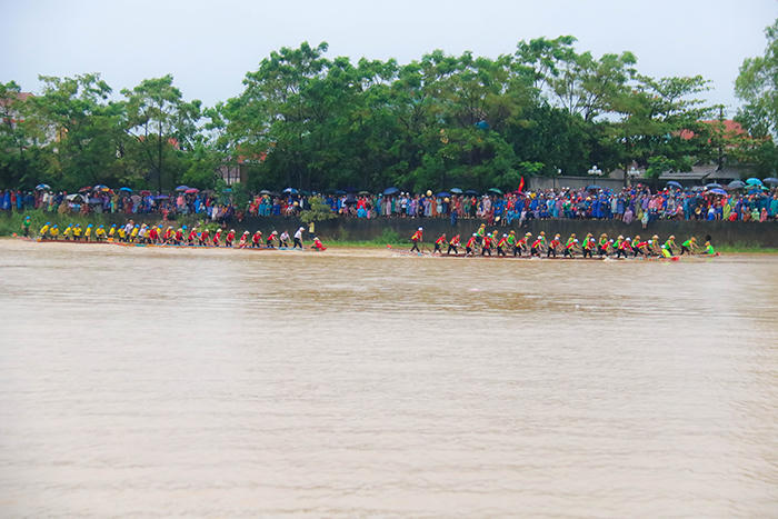 Hàng chục nghìn người đội mưa vui Tết độc lập trên quê hương Đại tướng Võ Nguyên Giáp