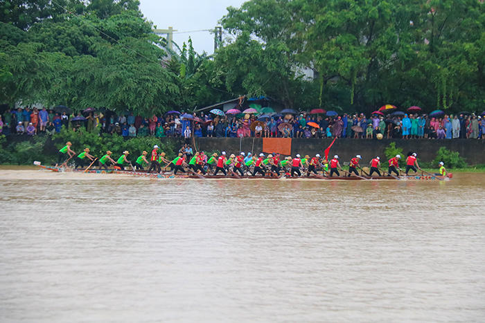 Hàng chục nghìn người đội mưa vui Tết độc lập trên quê hương Đại tướng Võ Nguyên Giáp