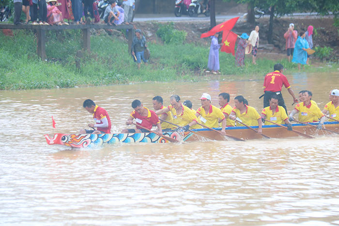 Hàng chục nghìn người đội mưa vui Tết độc lập trên quê hương Đại tướng Võ Nguyên Giáp