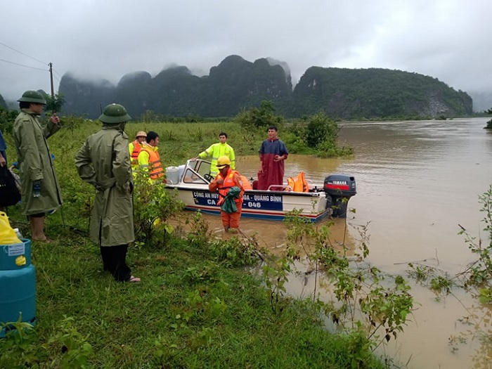 Mưa lớn tiếp tục kéo dài, nhiều địa phương ở Quảng Bình ngập sâu trong nước