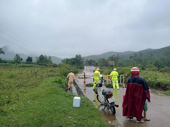 Mưa lớn tiếp tục kéo dài, nhiều địa phương ở Quảng Bình ngập sâu trong nước