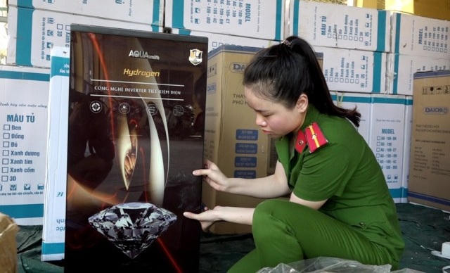 Phát hiện xe ô tô vận chuyển lô hàng ‘lậu’ khoảng 300 triệu đồng
