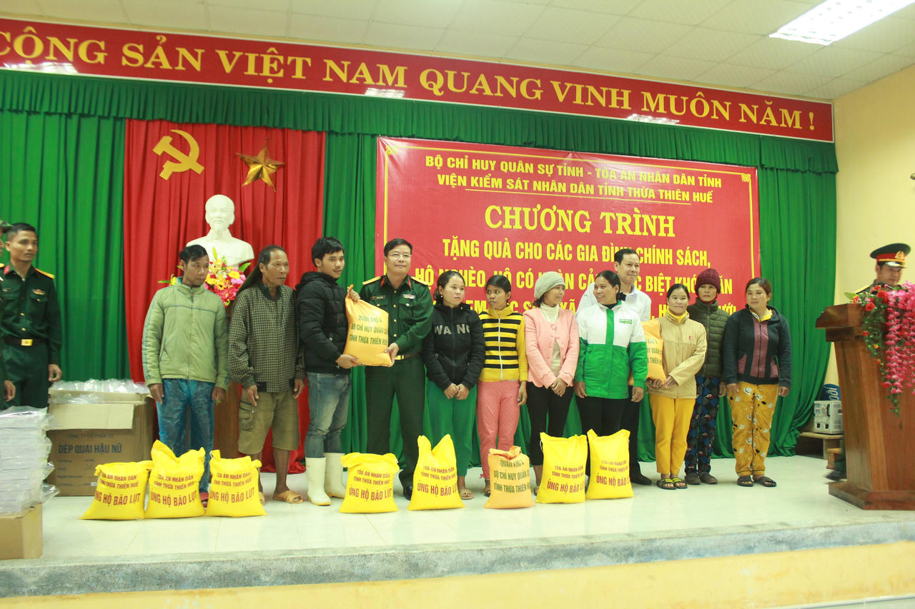 Tặng quà hỗ trợ học sinh, hộ gia đình bị thiệt hại do lũ lụt tại Thừa Thiên - Huế