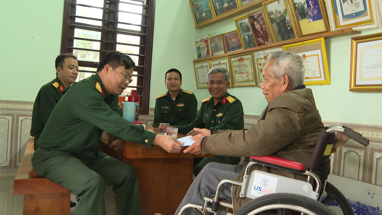 Tặng quà hỗ trợ học sinh, hộ gia đình bị thiệt hại do lũ lụt tại Thừa Thiên - Huế