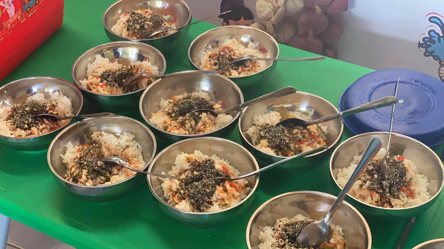 Xúc động giáo viên vượt hàng chục km đường rừng mỗi ngày mang cơm cho học sinh