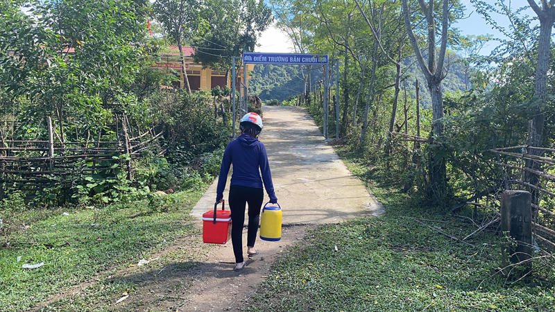 Xúc động giáo viên vượt hàng chục km đường rừng mỗi ngày mang cơm cho học sinh