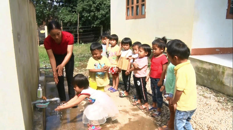 Xúc động giáo viên vượt hàng chục km đường rừng mỗi ngày mang cơm cho học sinh