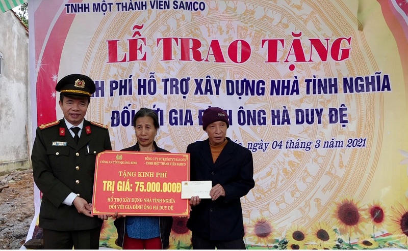 Trao hơn 200 triệu đồng hỗ trợ xây dựng nhà tình nghĩa 