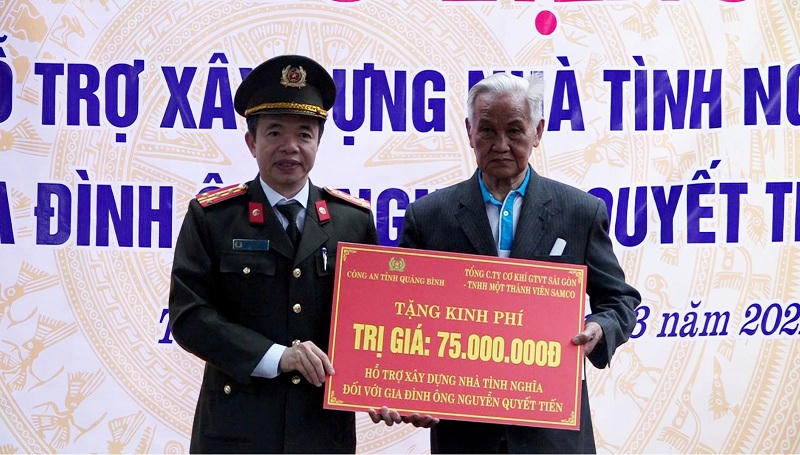 Trao hơn 200 triệu đồng hỗ trợ xây dựng nhà tình nghĩa 