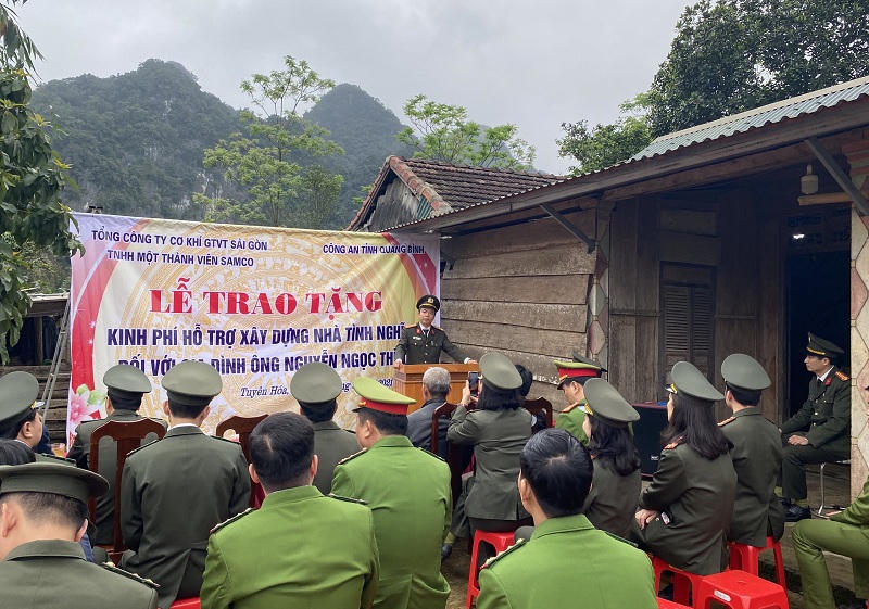 Trao hơn 200 triệu đồng hỗ trợ xây dựng nhà tình nghĩa 