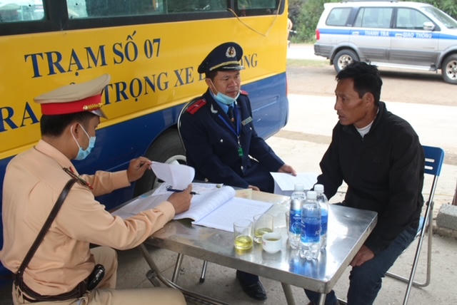 CSGT Quảng Bình tăng cường xử lý các phương tiện chở quá khổ, quá tải