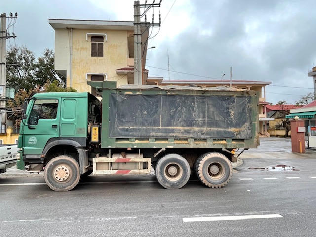 CSGT Quảng Bình tăng cường xử lý các phương tiện chở quá khổ, quá tải