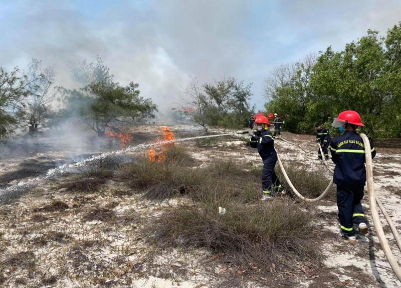 Cháy rừng tại Quảng Bình, hàng trăm người nỗ lực dập lửa giữa nắng gay gắt