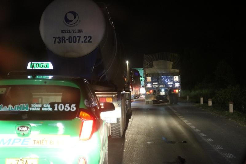 Xe khách giường nằm bốc cháy trơ khung