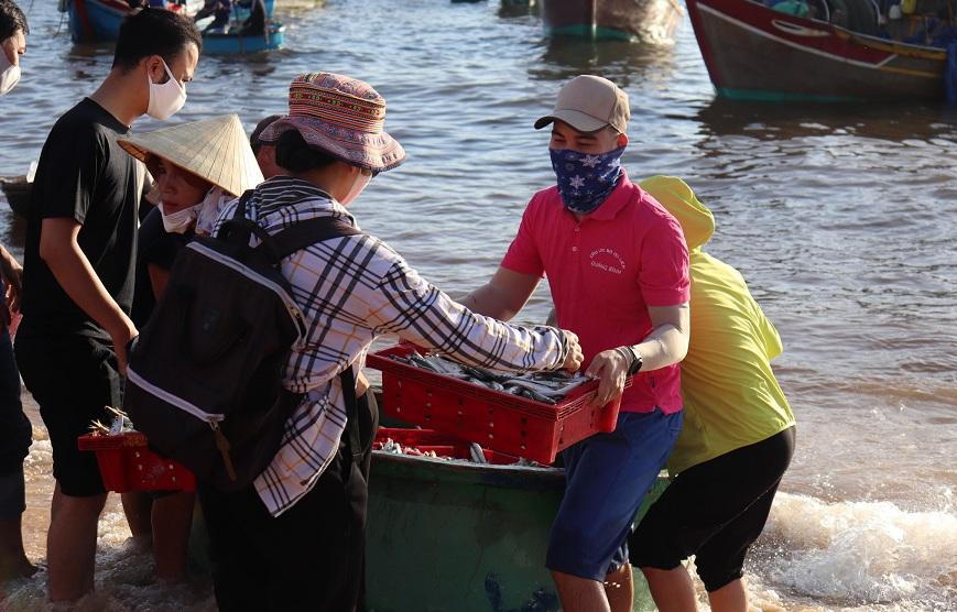 Người Quảng Bình góp cá tươi gửi TP HCM