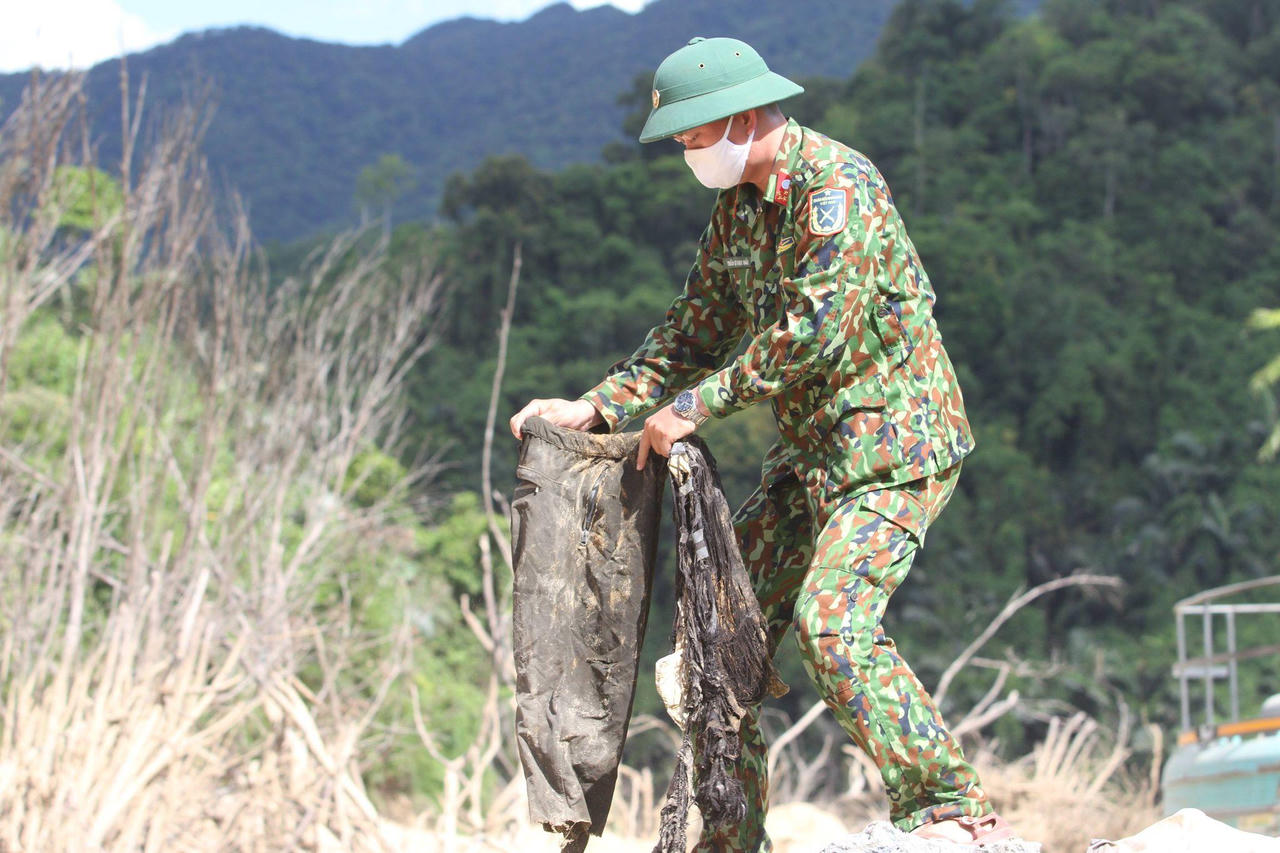 Cận cảnh tìm được một số tư trang của nạn nhân mất tích ở thủy điện Rào Trăng 3
