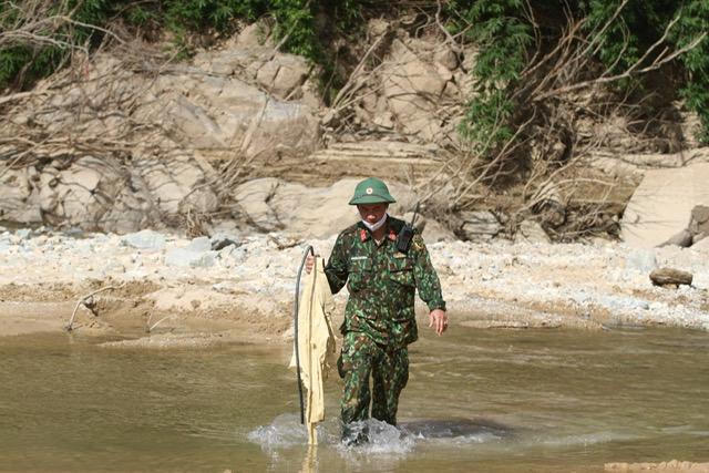 Cận cảnh tìm được một số tư trang của nạn nhân mất tích ở thủy điện Rào Trăng 3