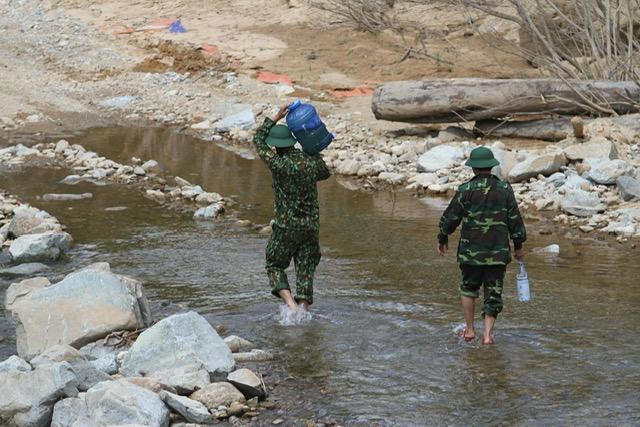 Cận cảnh tìm được một số tư trang của nạn nhân mất tích ở thủy điện Rào Trăng 3