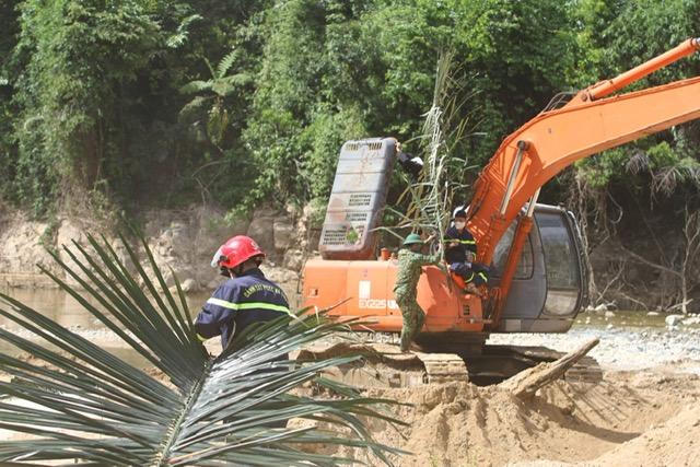Cận cảnh tìm được một số tư trang của nạn nhân mất tích ở thủy điện Rào Trăng 3