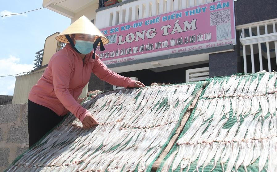 Chị Tám "Dân vận khéo" thu 2 tỷ đồng mỗi năm từ chế biến thủy hải sản khô