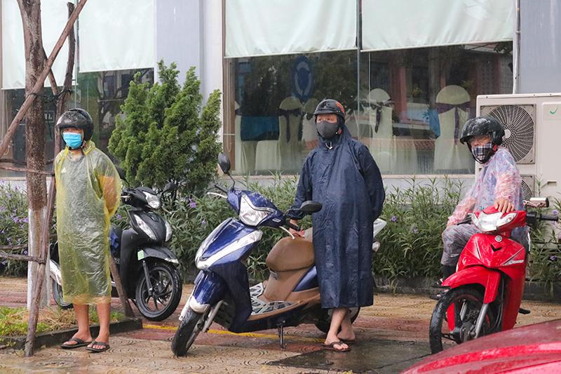 Phụ huynh ‘đội mưa’ ngóng con thi tốt nghiệp THPT năm 2021 