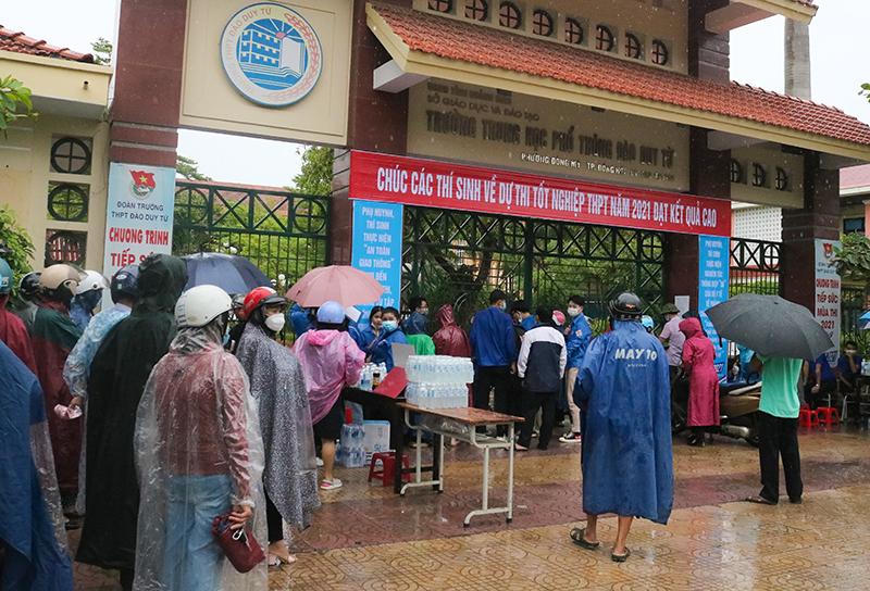 Phụ huynh ‘đội mưa’ ngóng con thi tốt nghiệp THPT năm 2021 