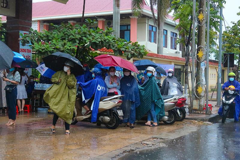 Phụ huynh ‘đội mưa’ ngóng con thi tốt nghiệp THPT năm 2021 