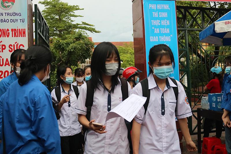 Phụ huynh ‘đội mưa’ ngóng con thi tốt nghiệp THPT năm 2021 