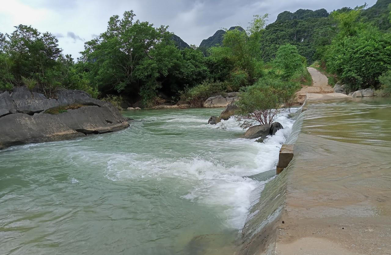 Người đàn ông dũng cảm cứu 2 người bị nước xiết cuốn trôi