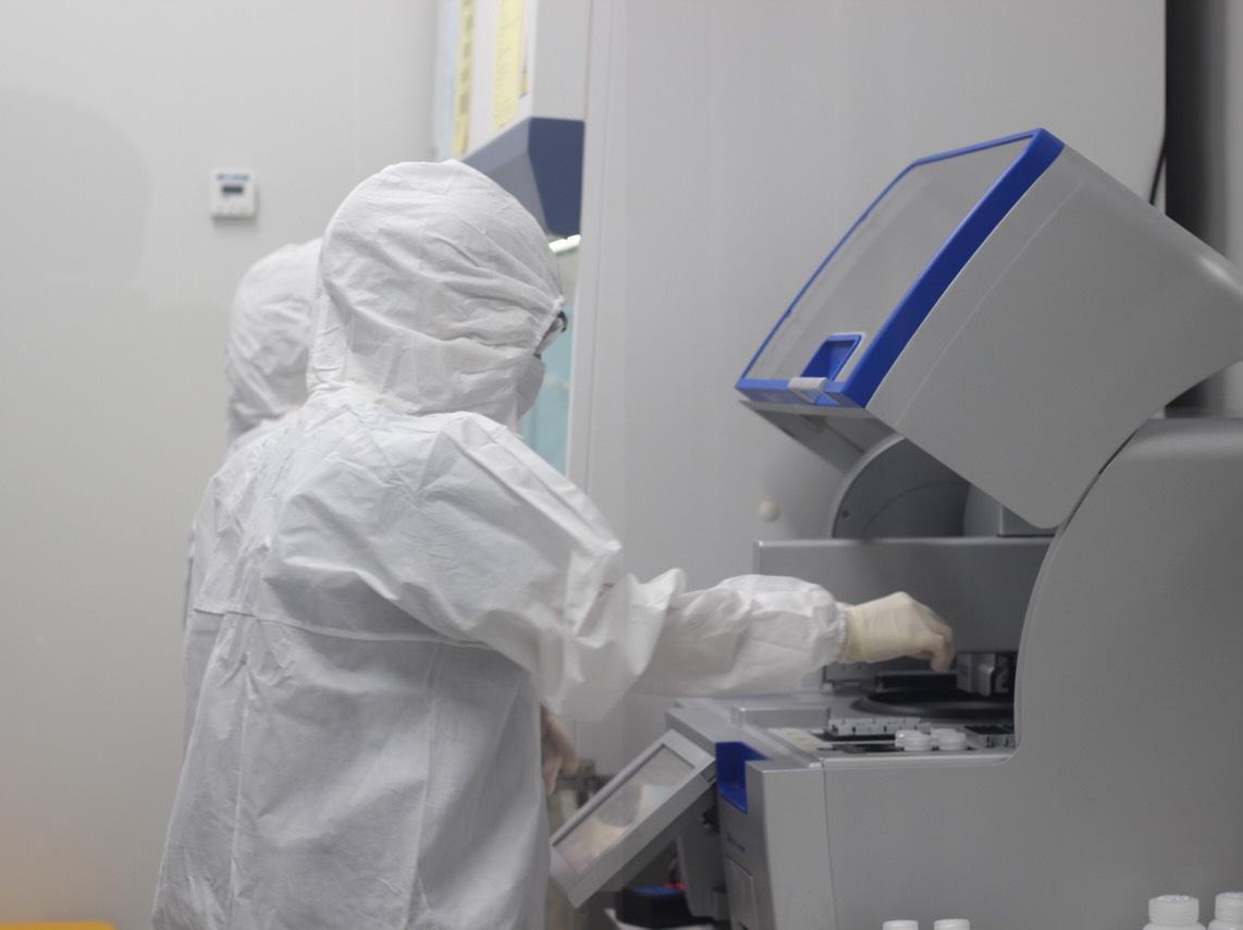 Sự cống hiến thầm lặng của những “chiến binh” ngày ngày “tắm” mình trong hóa chất