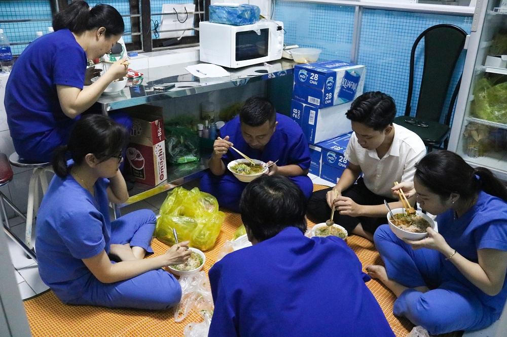 Sự cống hiến thầm lặng của những “chiến binh” ngày ngày “tắm” mình trong hóa chất