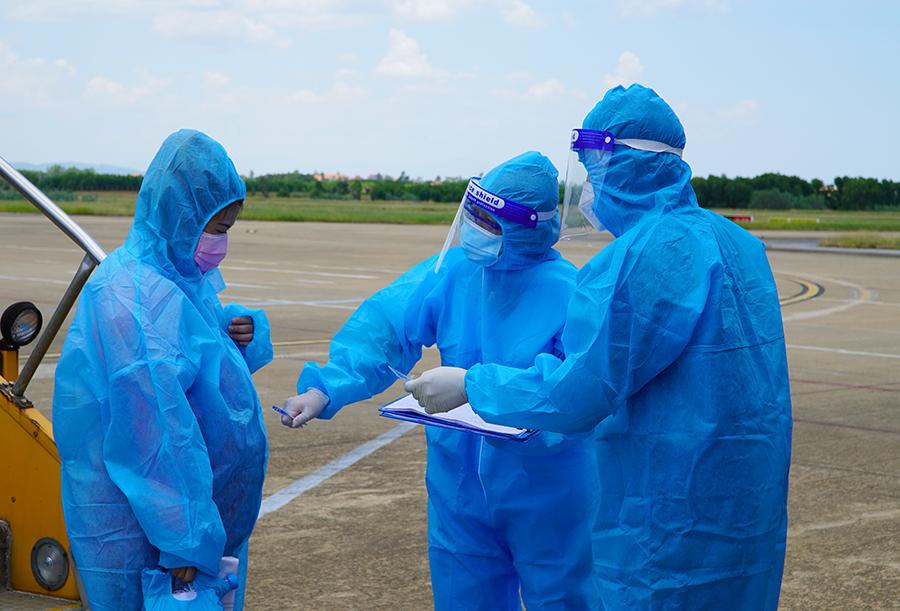 Gần 400 người Quảng Bình được đón về từ TP Hồ Chí Minh và các tỉnh phía Nam