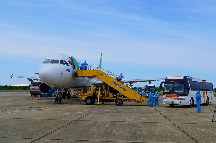 Gần 400 người Quảng Bình được đón về từ TP Hồ Chí Minh và các tỉnh phía Nam