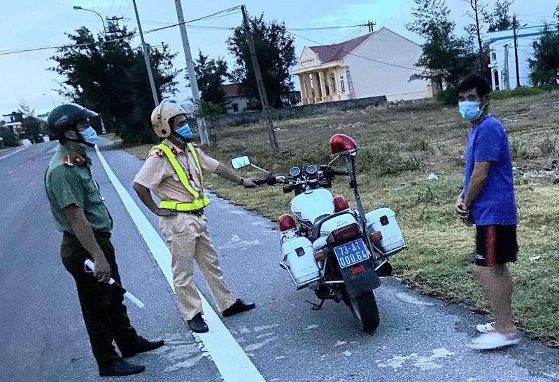 Xử phạt gần 100 trường hợp vi phạm quy định phòng chống dịch sau 4 ngày giãn cách