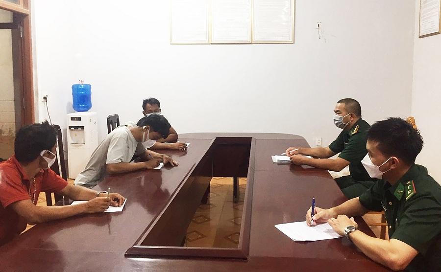 Phát hiện 2 tàu cá chở ngư dân từ vùng dịch ra khơi 