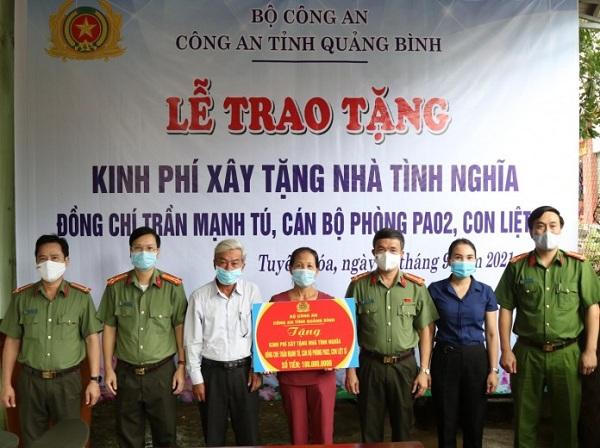 Công an tỉnh Quảng Bình trao tặng 150 triệu đồng hỗ trợ xây dựng và sửa chữa nhà tình nghĩa