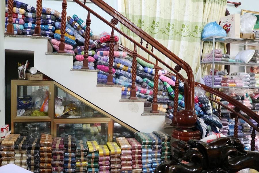 “Đột kích” nơi tập kết hơn 26.000 cuộn len lậu kinh doanh trên Shopee