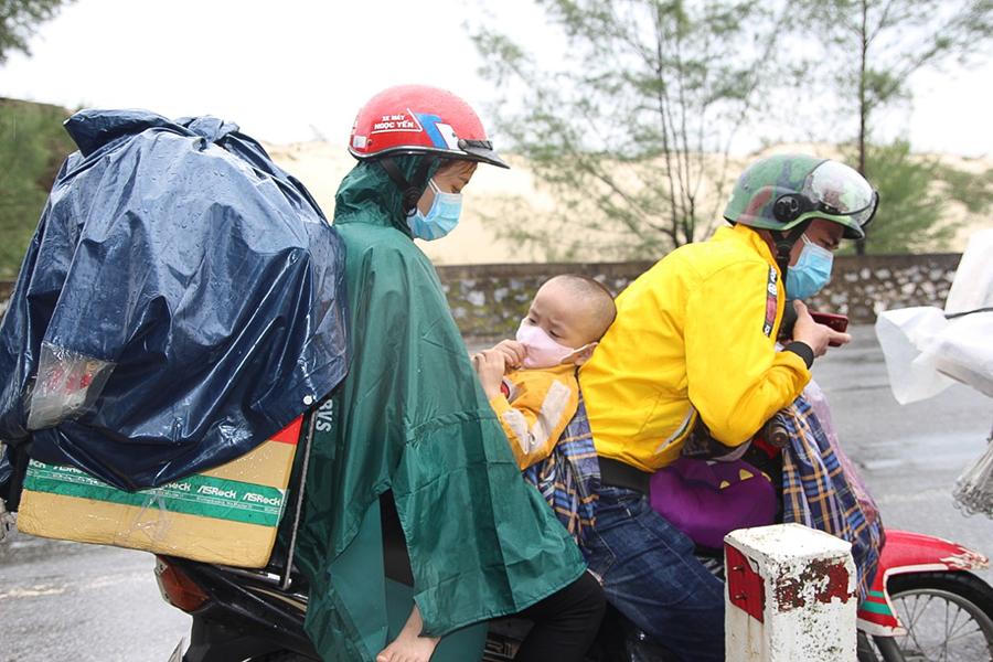 Hành trình hồi hương đầy khó nhọc của những phận người vất vả tìm kế mưu sinh