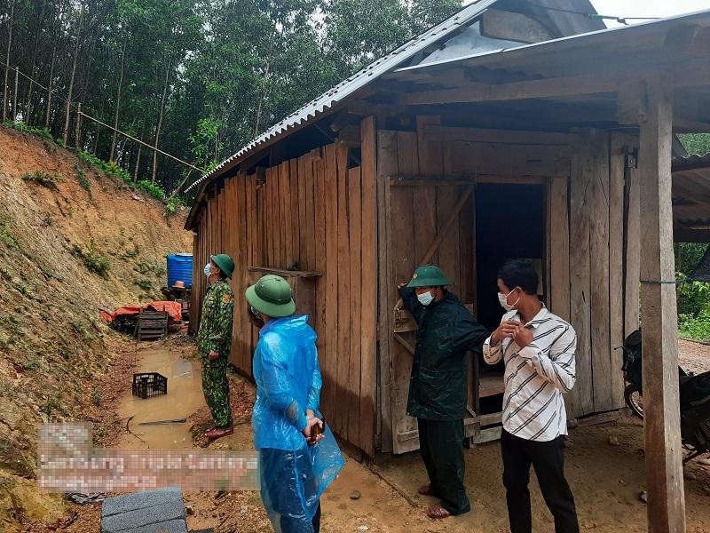 Cán bộ chiến sĩ Biên phòng Quảng Bình giúp dân chủ động ứng phó với mưa lũ