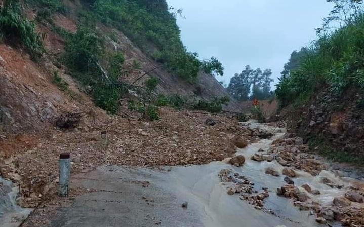 Mưa lớn chia cắt nhiều thôn bản ở Quảng Bình