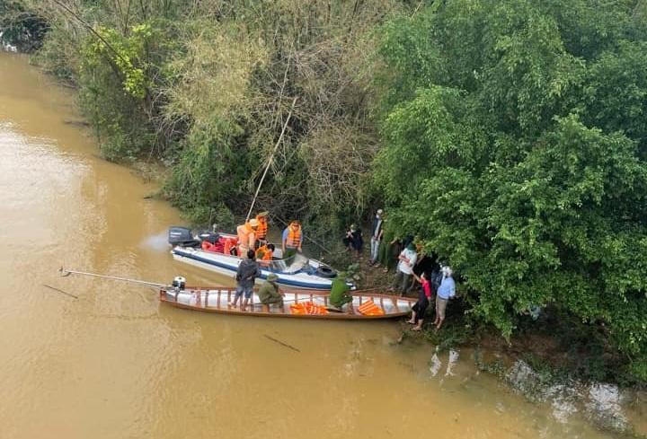 Tổ chức tìm kiếm nữ học sinh nghi nhảy cầu tự tử trên sông Kiến Giang