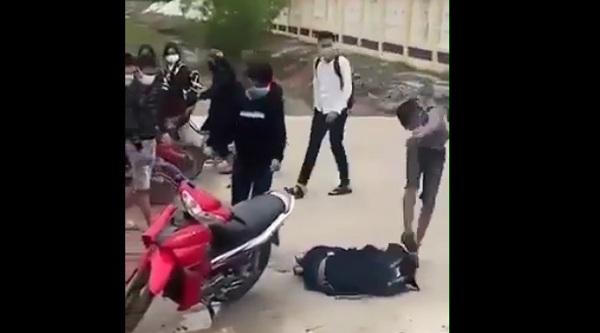 Quảng Bình: Tạm giữ hai đối tượng hành hung một nam sinh trước cổng trường