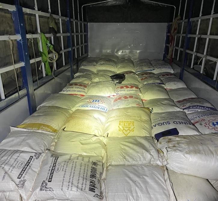 Phát hiện hai xe ô tô chở hàng trăm thùng bia và 7 tấn đường ‘lậu’