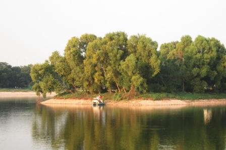 Phát hiện nam thanh niên treo cổ trên hồ Linh Đàm